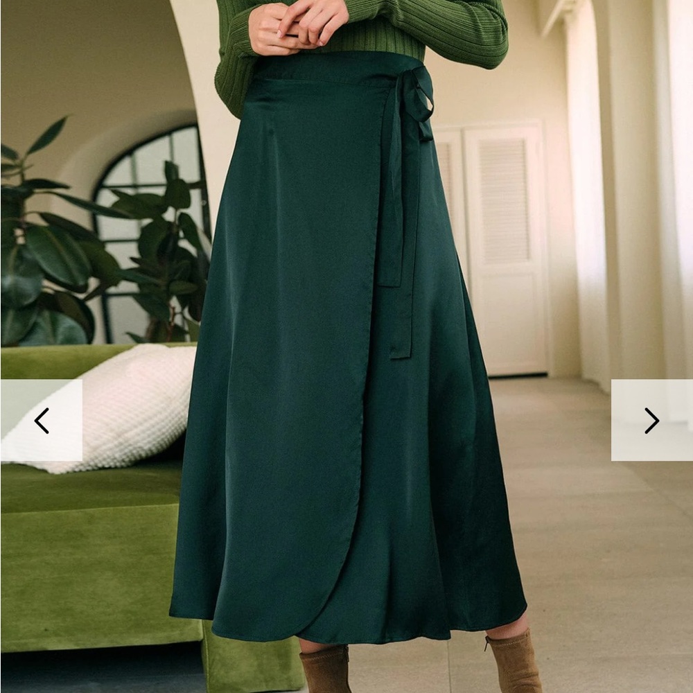 Rihoas Tie-Waist High Waisted Satin Midi Skirt in X-Small